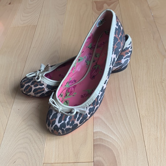 Leopard printed flats with bow. Size US 6.5 from Betsy Johnson. - Picture 3 of 4